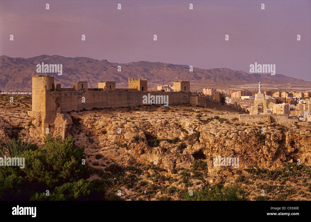 Ravine (San Cristobal) mur de forteresse maure Alcazaba au coucher du soleil, Almeria, Andalousie, Espagne Banque D'Images