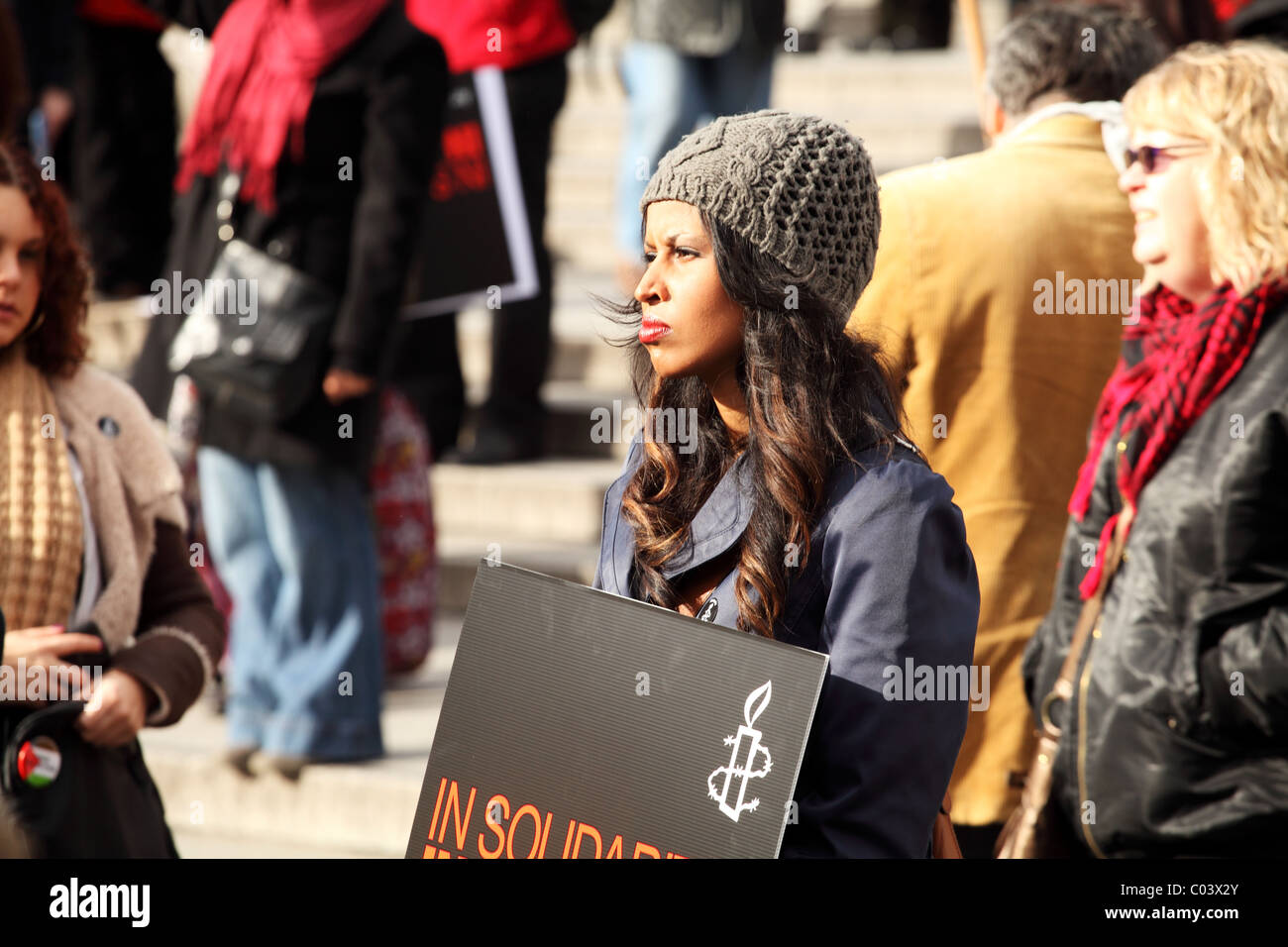 Femme en foule. En solidarité, au mépris : journée mondiale d'action pour l'Egypte. Trafalgar Square, Londres Banque D'Images