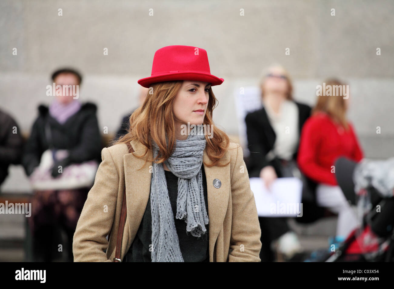 Girl in red hat. En solidarité, au mépris : journée mondiale d'action pour l'Egypte. Trafalgar Square, Londres Banque D'Images
