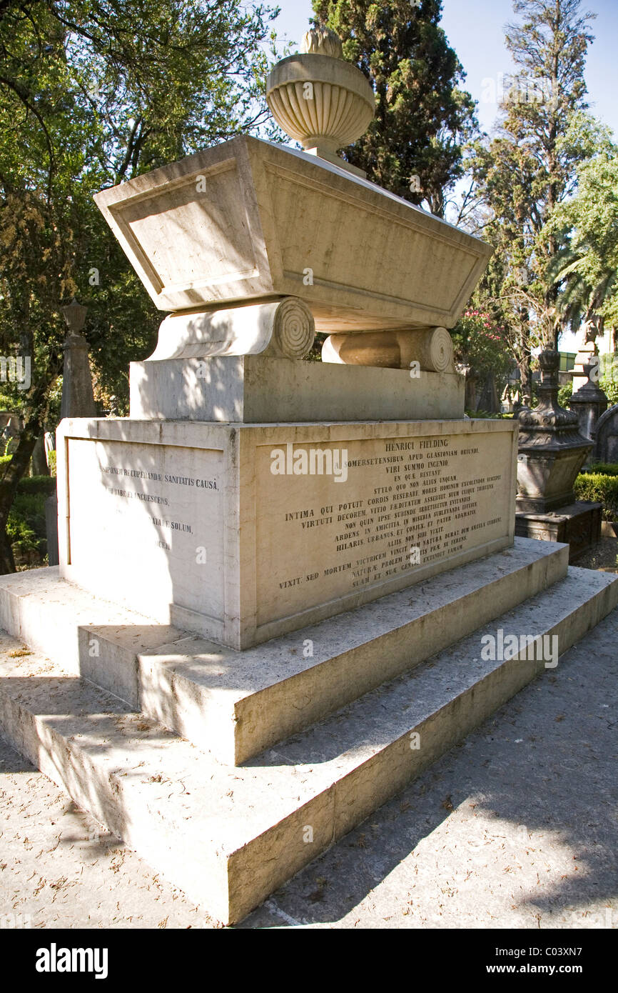 La tombe de Henry Fielding dans le cimetière anglais (Cemiterio dos Ingleses) à Lisbonne, Portugal. Banque D'Images