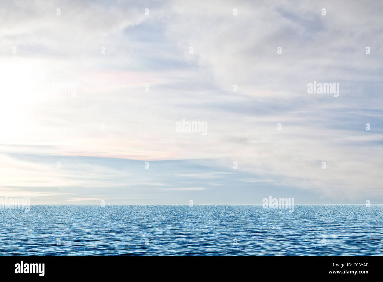 L'océan calme et fond de ciel nuageux Banque D'Images