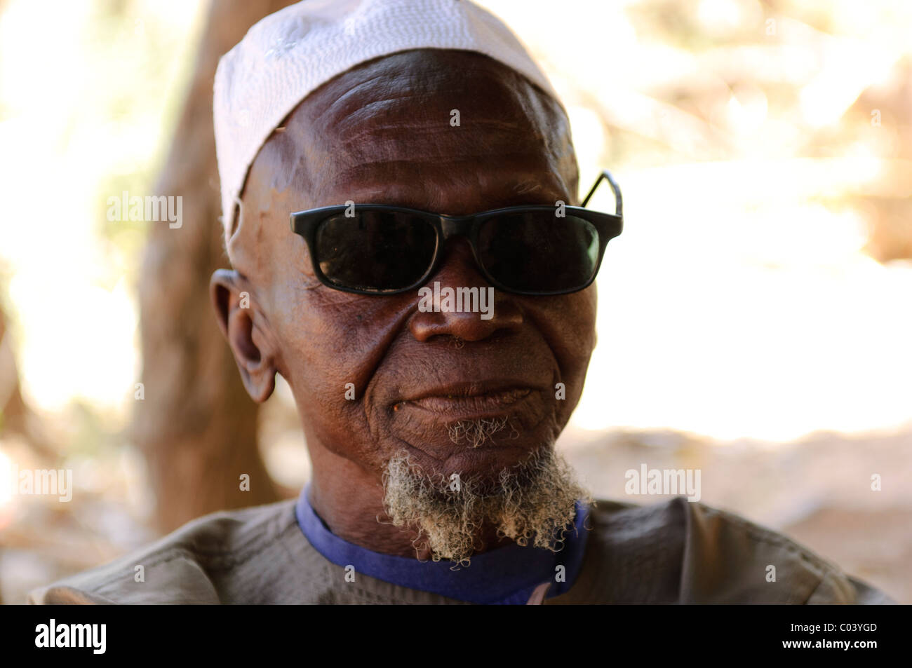 Les homme avec lunettes de soleil cassées dans le village Dogon de Yendouma. Le Mali. Banque D'Images
