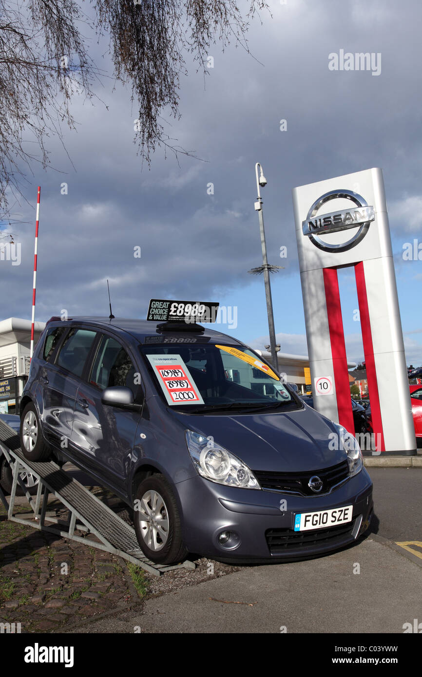 Une voiture Nissan a vendu à un concessionnaire Nissan dans une ville du Royaume-Uni. Banque D'Images