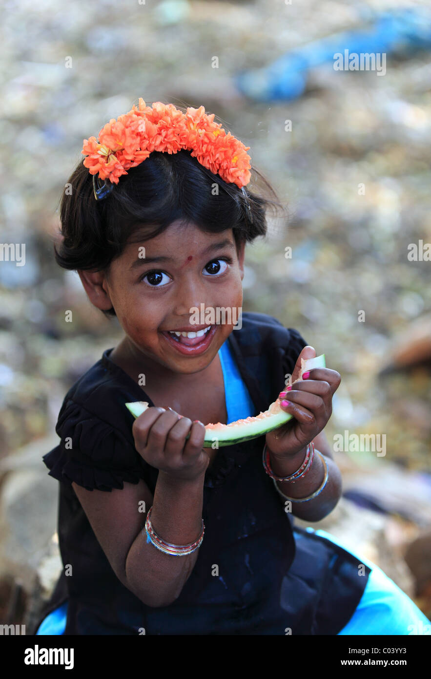 Indian girl eating une tranche de melon d'Inde du sud de l'Andhra Pradesh Banque D'Images