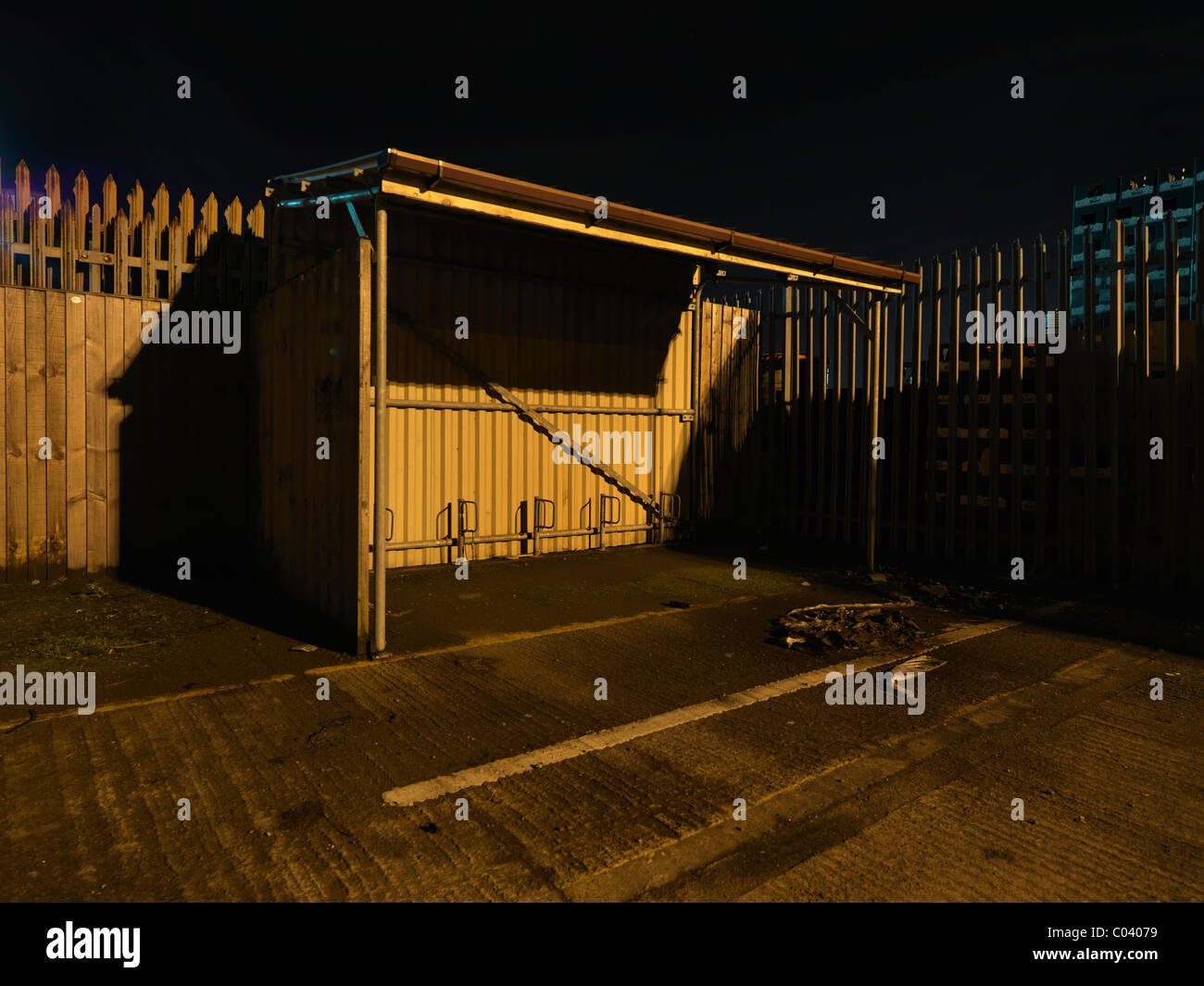 Garage à vélo la nuit Banque D'Images
