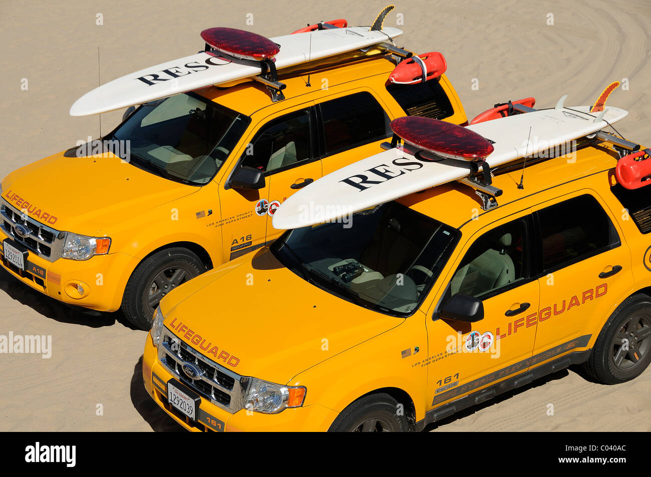 Une photo de deux sauveteur sauvetage véhicules stationnés sur la plage et prêt pour l'action. Banque D'Images