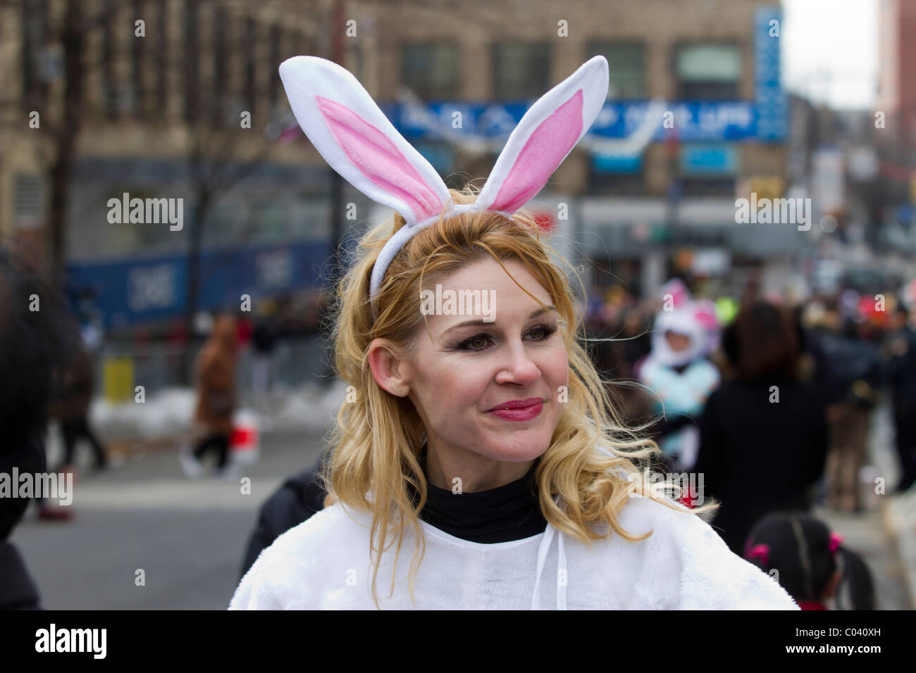 Femme en oreilles de lapin dans le défilé de la nouvelle année lunaire 2011 à Flushing, Queens Banque D'Images