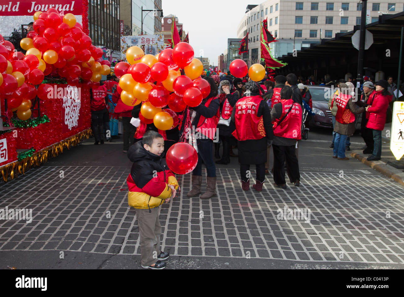 Jeune garçon Korean-American plaisirs à la tenue d'un ballon rouge dans l'aire de rassemblement pour la parade du Nouvel An lunaire 2011 Banque D'Images