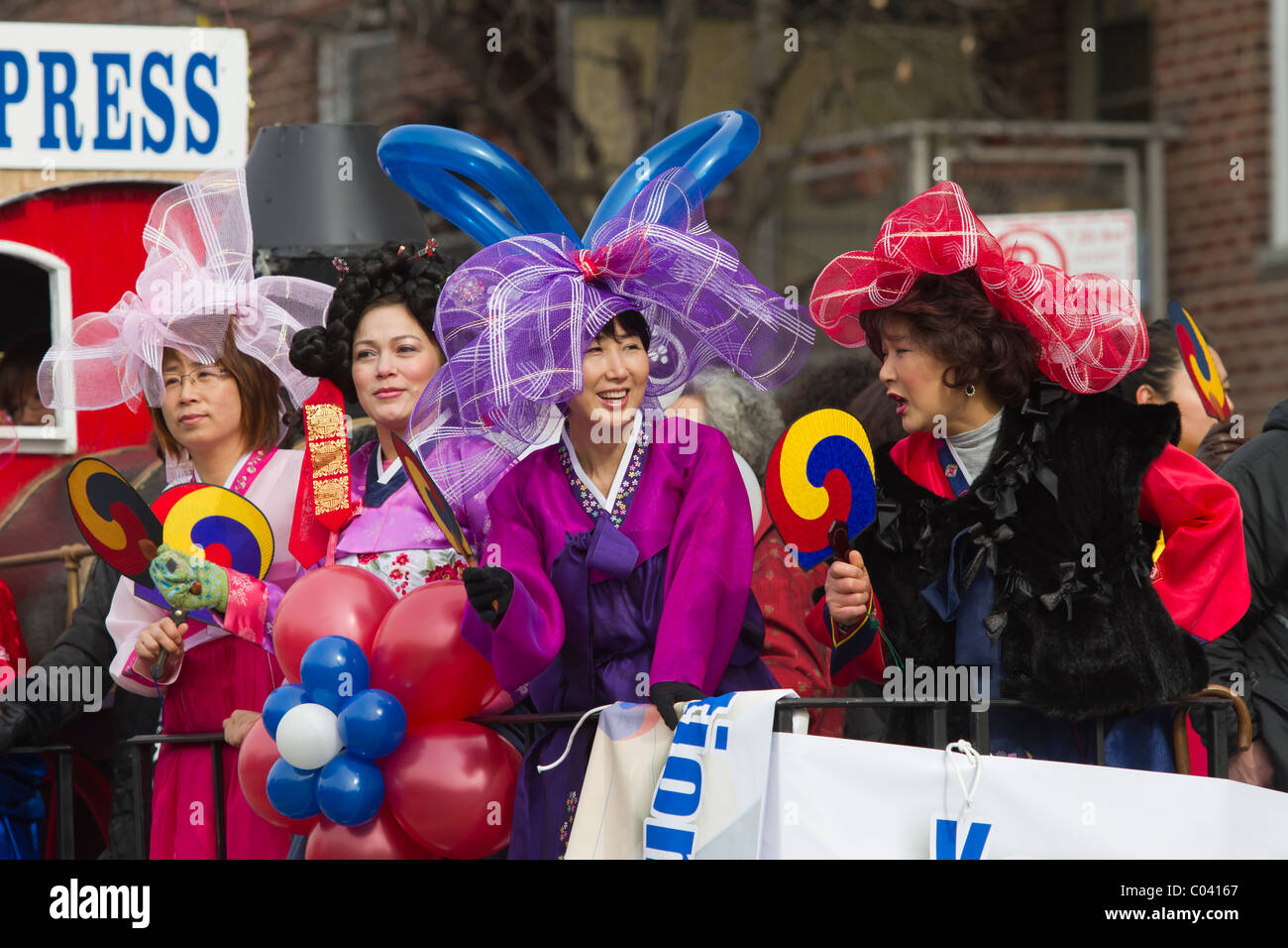 Les femmes coréennes en costumes traditionnels à cheval sur un flotteur dans le défilé de la nouvelle année lunaire 2011 à Flushing, Queens Banque D'Images