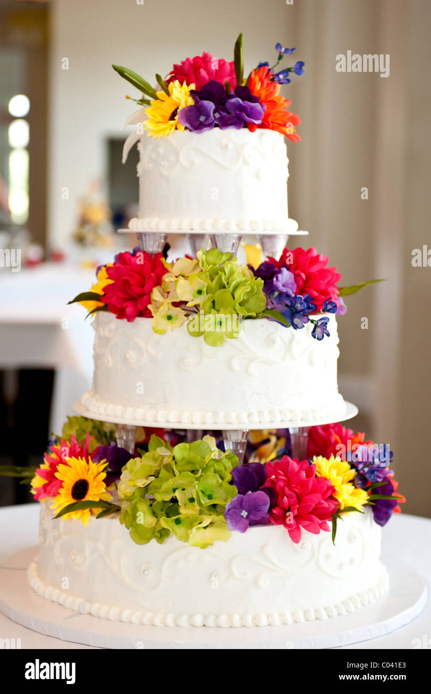 Gâteau de mariage avec des fleurs sur la table Banque D'Images
