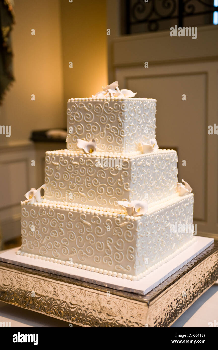 Gâteau de mariage blanc avec des fleurs sur un serveur d'argent Banque D'Images