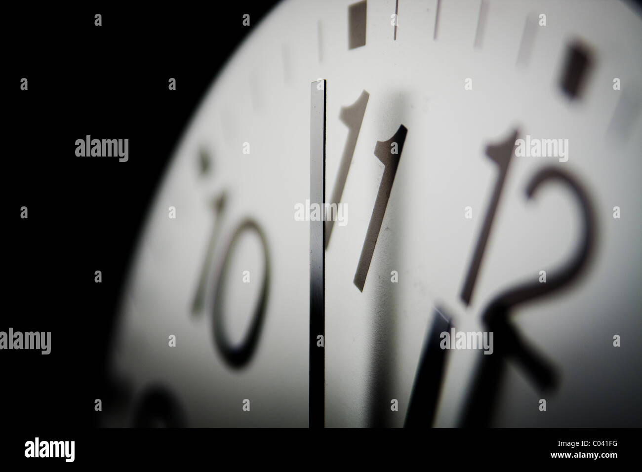 2010 Doomsday Clock ; six minutes jusqu'à minuit sur une horloge symbolique d'avertissement comment fermer le monde est à un désastre mondial. Banque D'Images