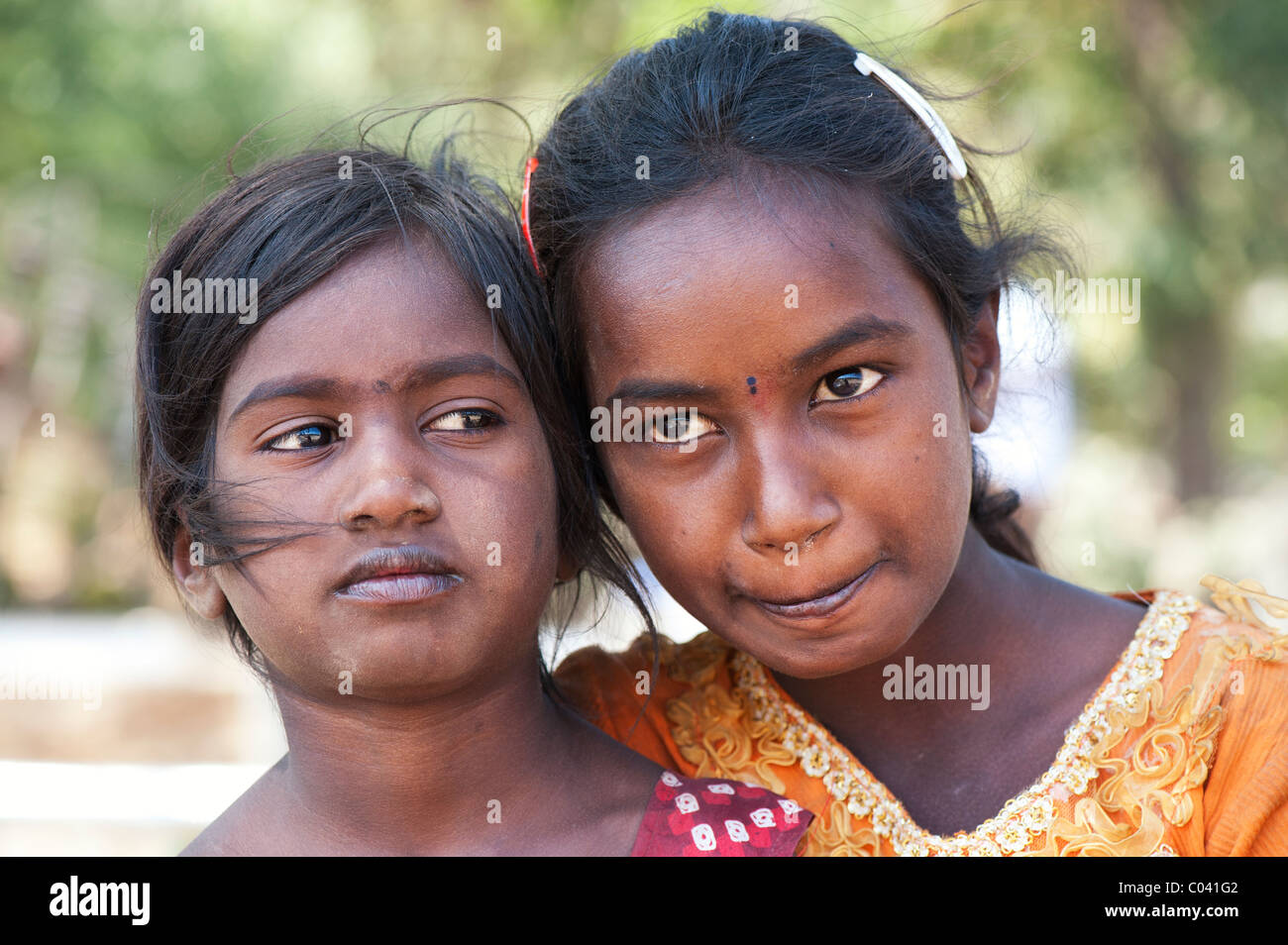 Heureux les jeunes Indiens de castes inférieures pauvres filles de la rue. Soeurs. L'Andhra Pradesh, Inde Banque D'Images