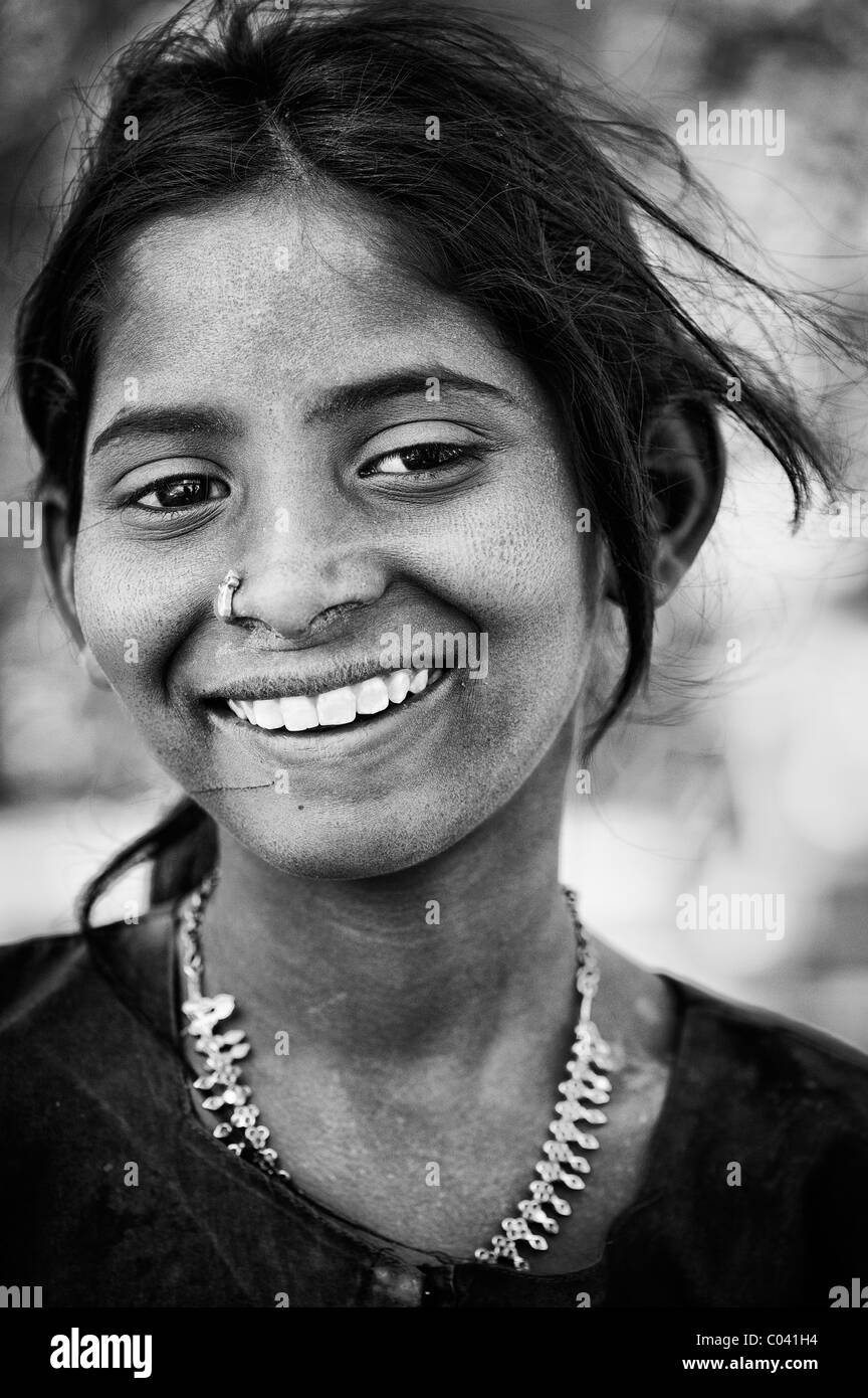 Heureux jeunes pauvres caste inférieure Indian street teenage girl smiling. Noir et blanc. L'Andhra Pradesh, Inde Banque D'Images