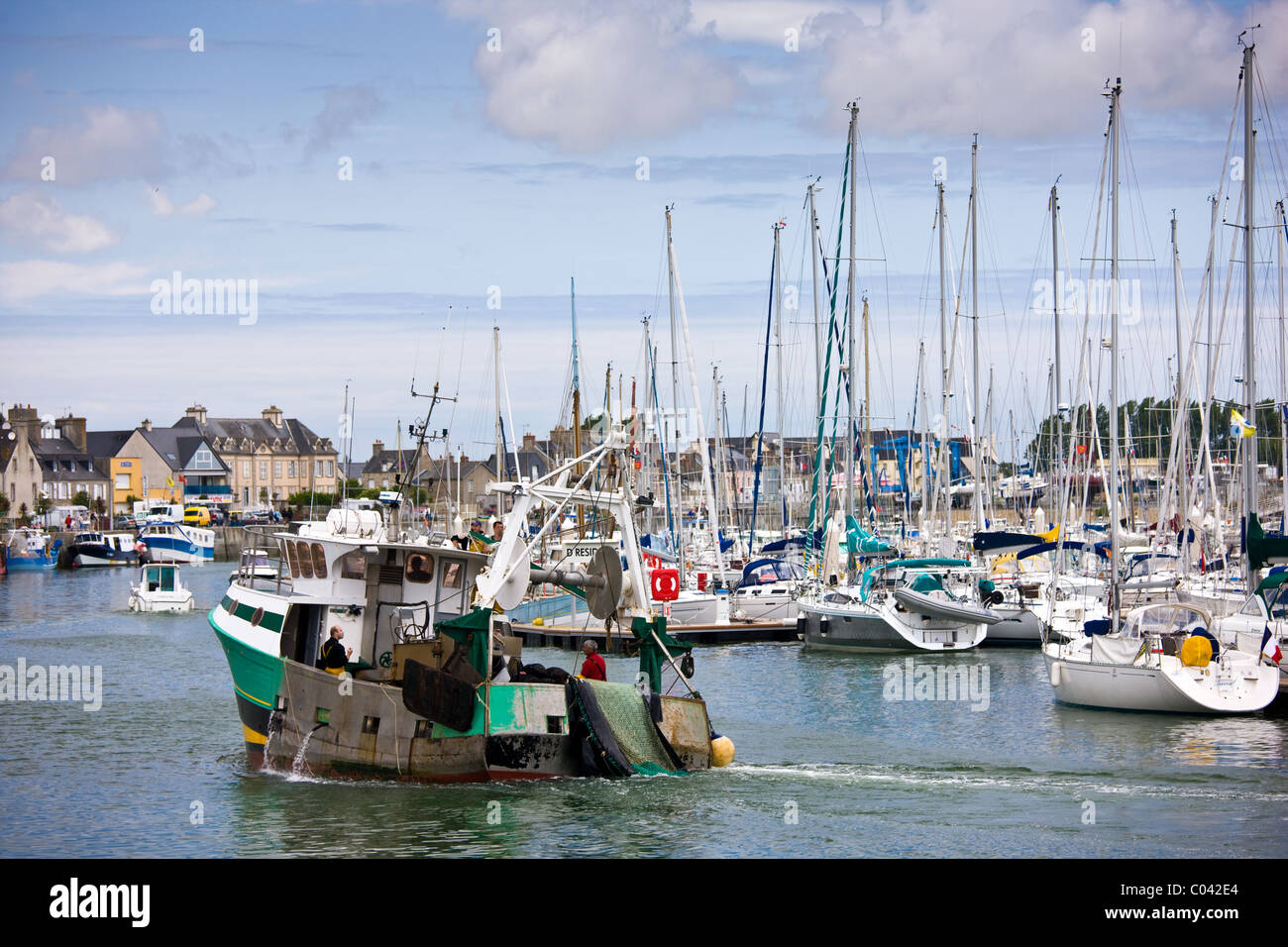 Bateau de pêche chalutier en channel port de St Vaast La Hougue en Normandie, France Banque D'Images