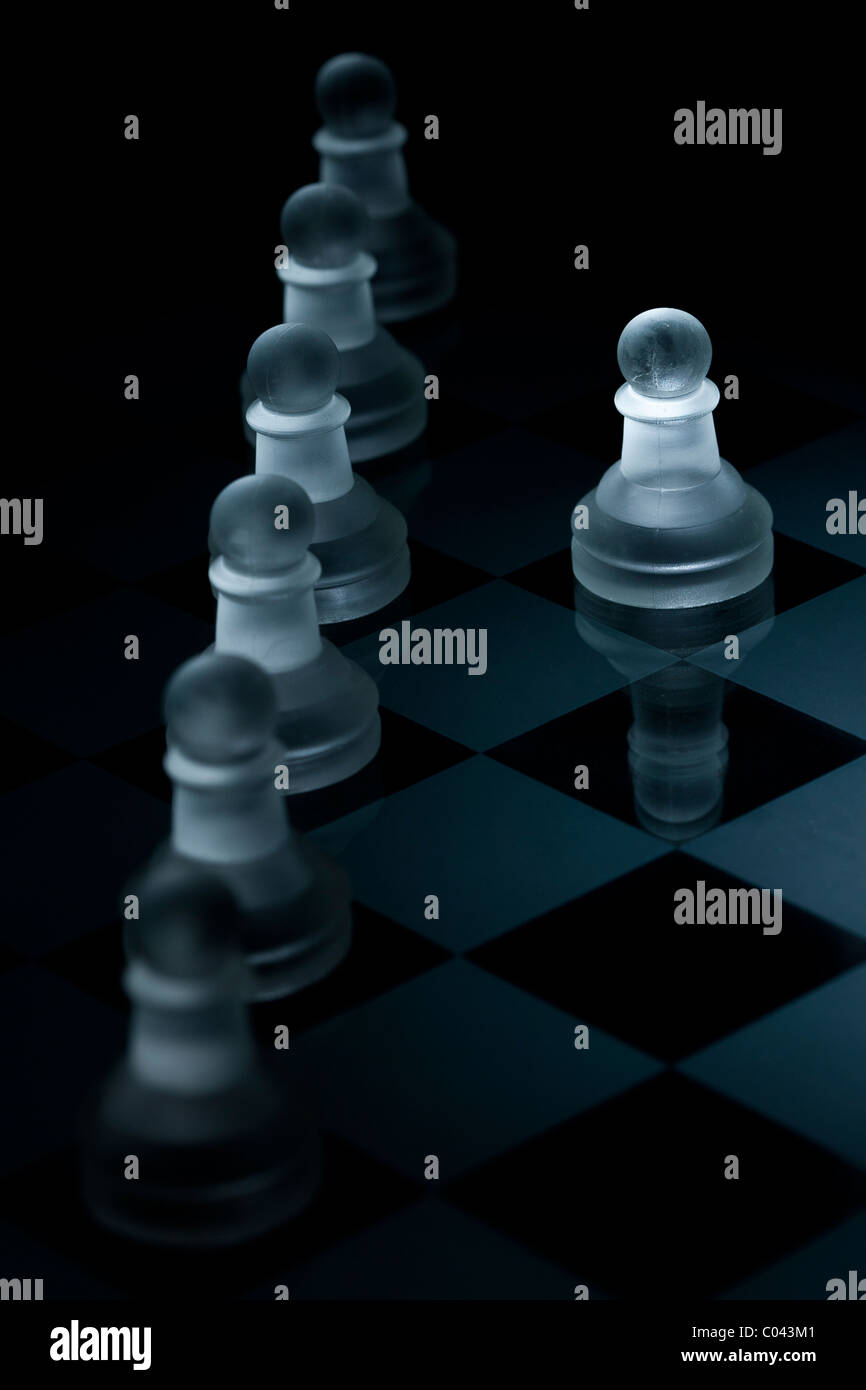 Plan Macro sur pièces d'échecs en verre sur un fond noir Banque D'Images