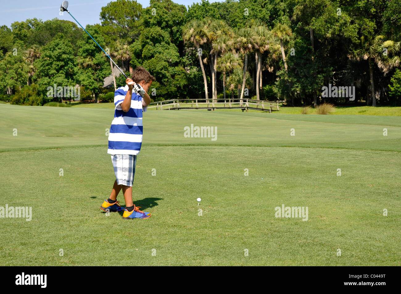 Jeune garçon du golf sur un beau jour. Le parcours est Piines Mer Resort sur l'île de Hilton Head en Caroline du Sud. Banque D'Images