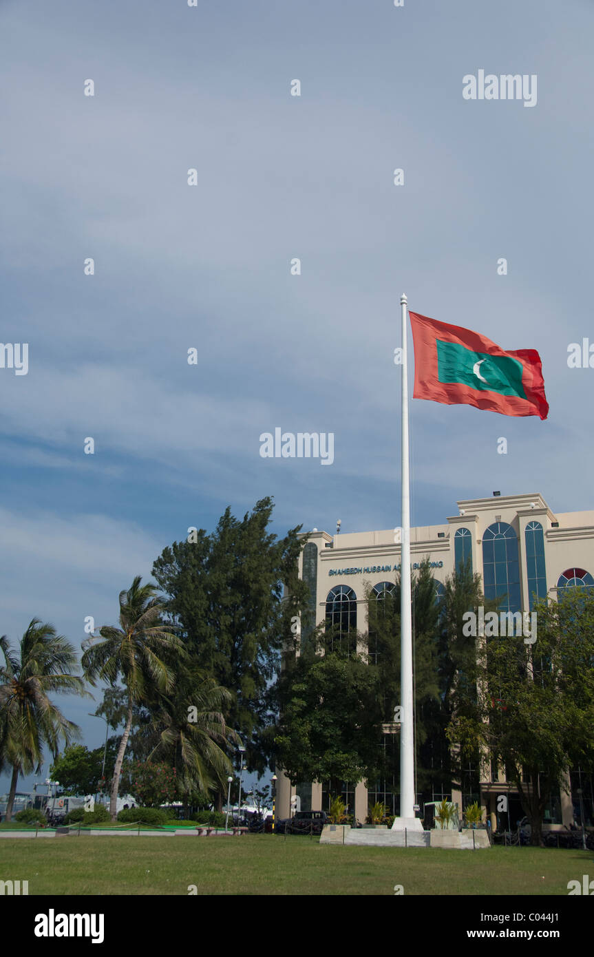 Les Maldives, homme. Et l'île capitale de l'archipel des Maldives. Drapeau des Maldives à city square en face du Parc du Sultan. Banque D'Images