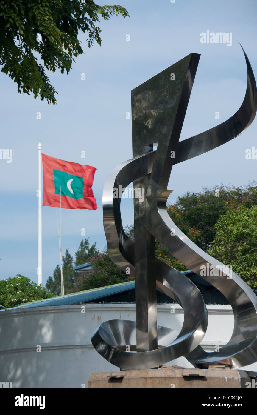 Les Maldives, homme. Et l'île capitale de l'archipel des Maldives. Drapeau des Maldives à city square en face du Parc du Sultan. Banque D'Images