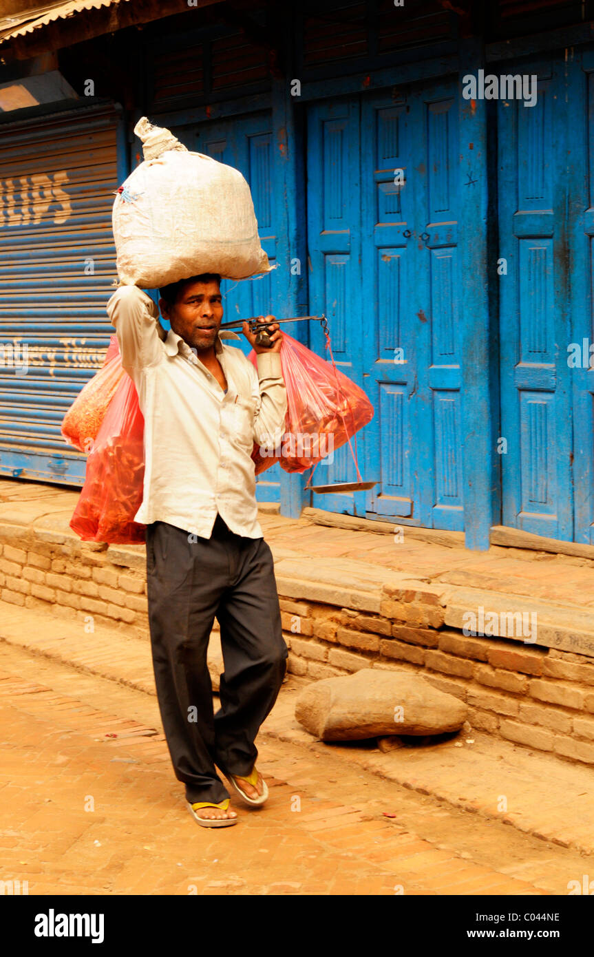Vendeur de rue à pied de marché , la vie des populations ( l ) les Népalais , la vie dans la rue à Katmandou kathmandu , Népal , Banque D'Images