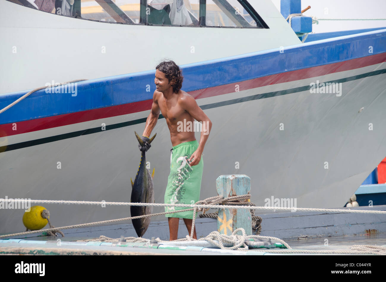 Les Maldives, homme, capitale de l'archipel des Maldives. Jetée du président pier, jeunes pêcheurs avec prises de la journée. Banque D'Images