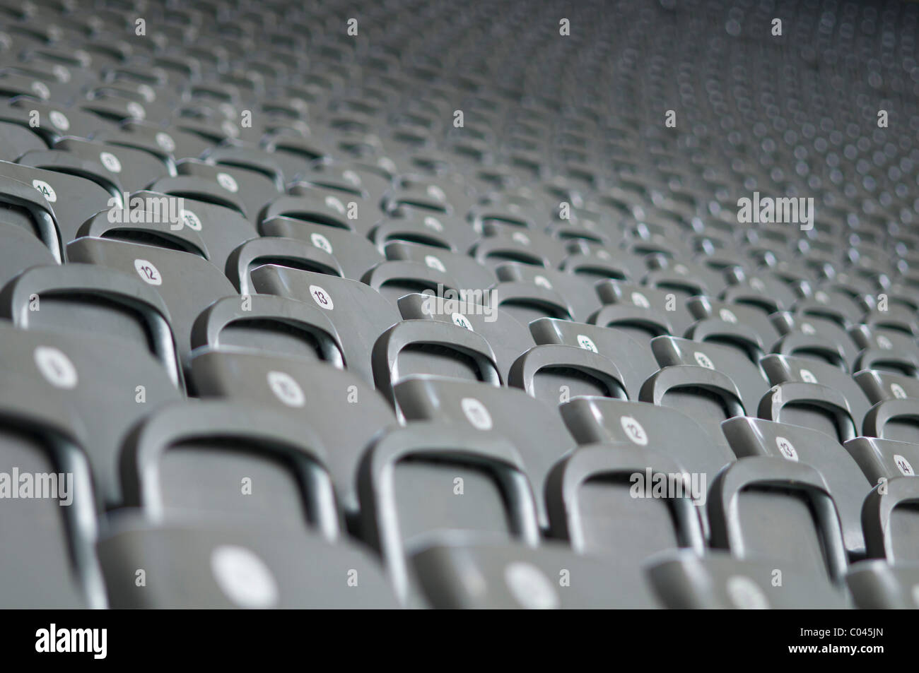 Des rangées de sièges du stade gris vide, le stade olympique (Olympiastadion), Berlin, Allemagne Banque D'Images