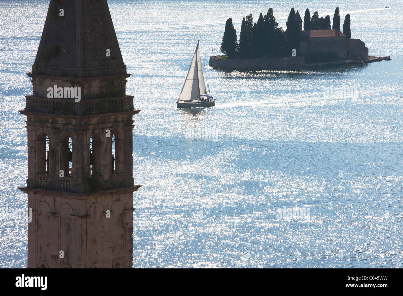 Silhouette de clocher, voile et St George's Island, Perast, Bouches de Kotor, Monténégro Banque D'Images
