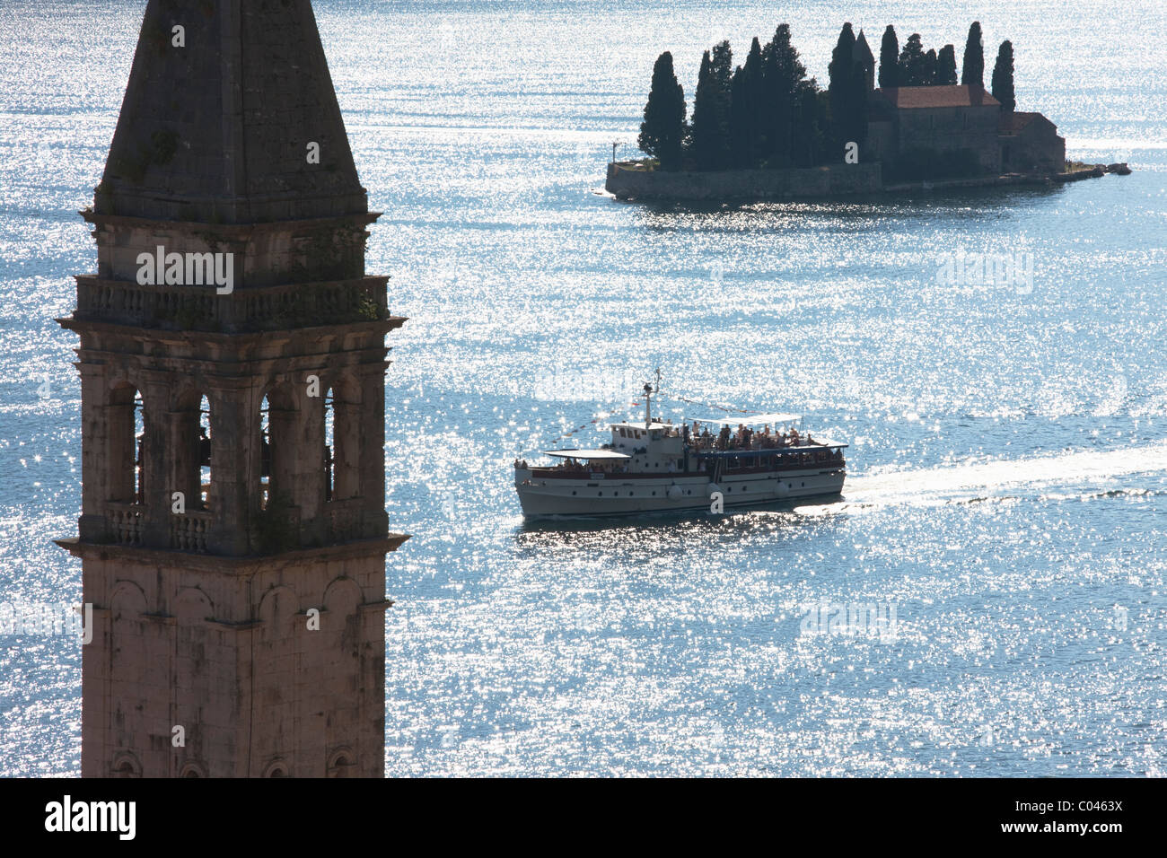 Silhouette de clocher, voile et St George's Island, Perast, Bouches de Kotor, Monténégro Banque D'Images