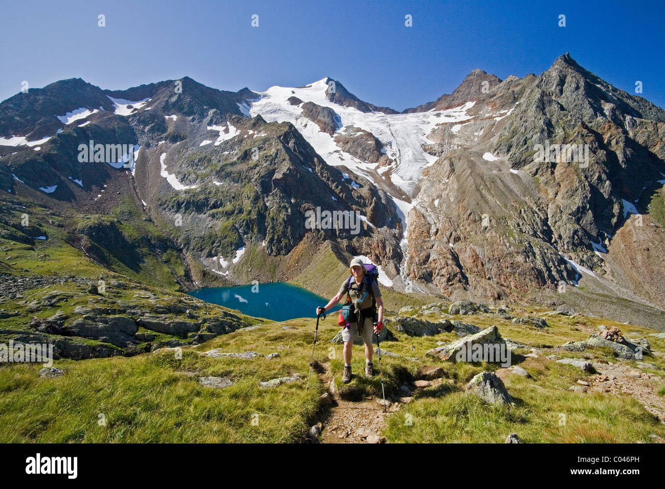 Un randonneur se dresse devant l'Grausee Freiger Wilder, glacier, et Cima Libera sur le Hohenweg Stubai dans le Tyrol, en Autriche. Banque D'Images