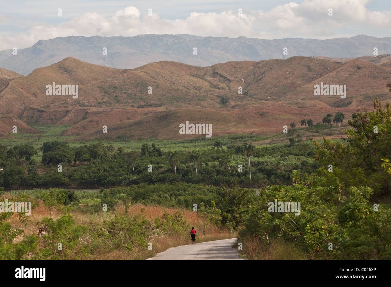 Paysage en Haïti dans la vallée de l'Artibonite, montrant des montagnes déboisées. Banque D'Images