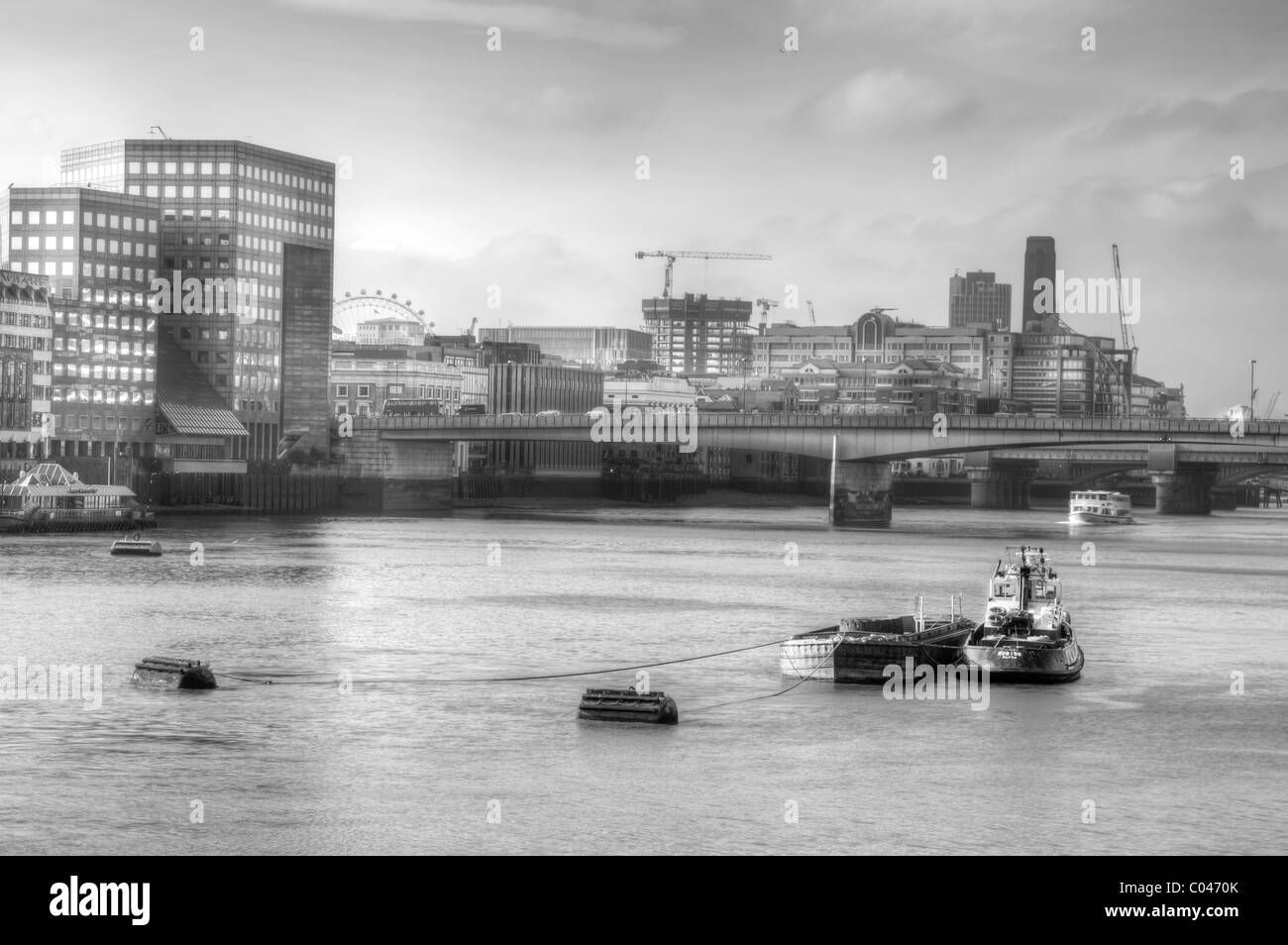 London Bridge coup de la rivière Thames en noir et blanc Banque D'Images