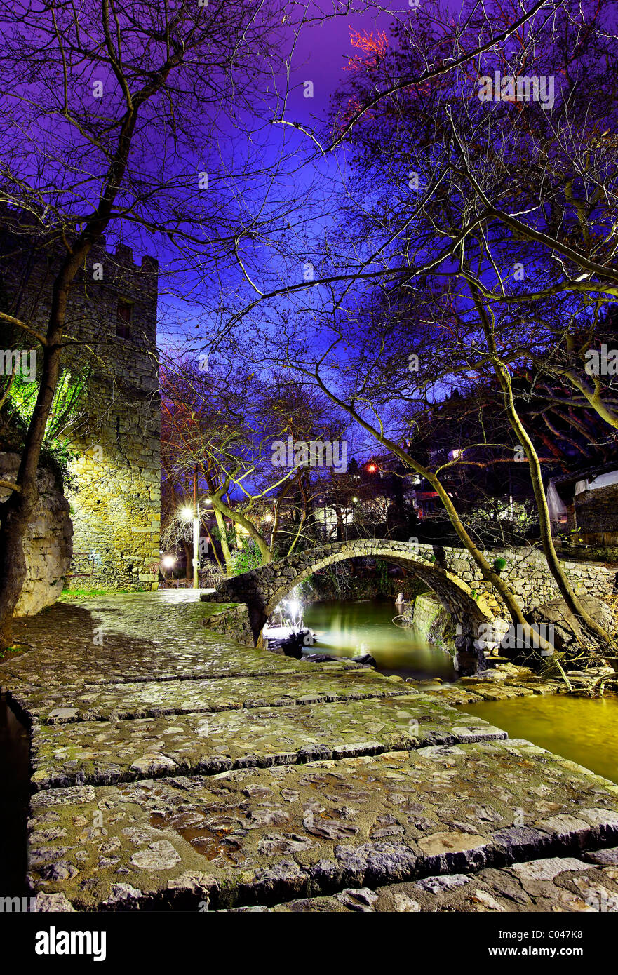 Un pont voûté en pierre, et une partie de l'château catalan au Krya Springs, Livadia, ville de Béotie, en Grèce Banque D'Images