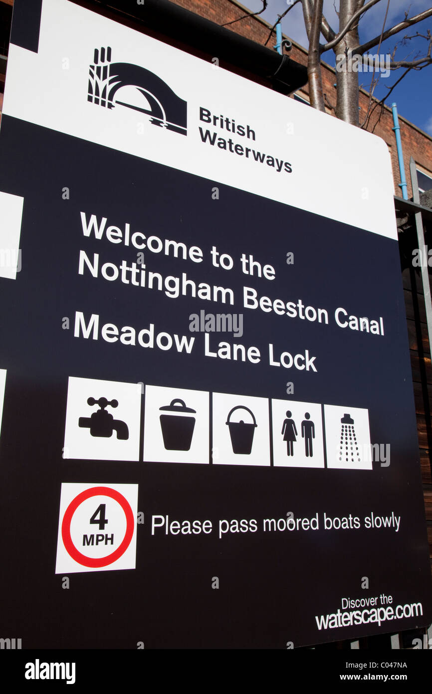 Un panneau de bienvenue British Waterways le long de Nottingham Beeston canal à écluse Meadow Lane Banque D'Images
