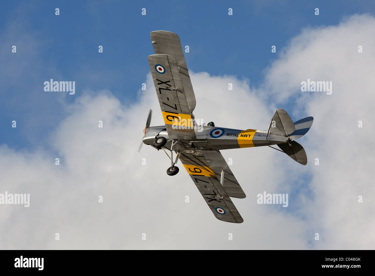 Un biplan Tiger Moth vintage volant à Compton Abbas aérodrome en Angleterre Banque D'Images