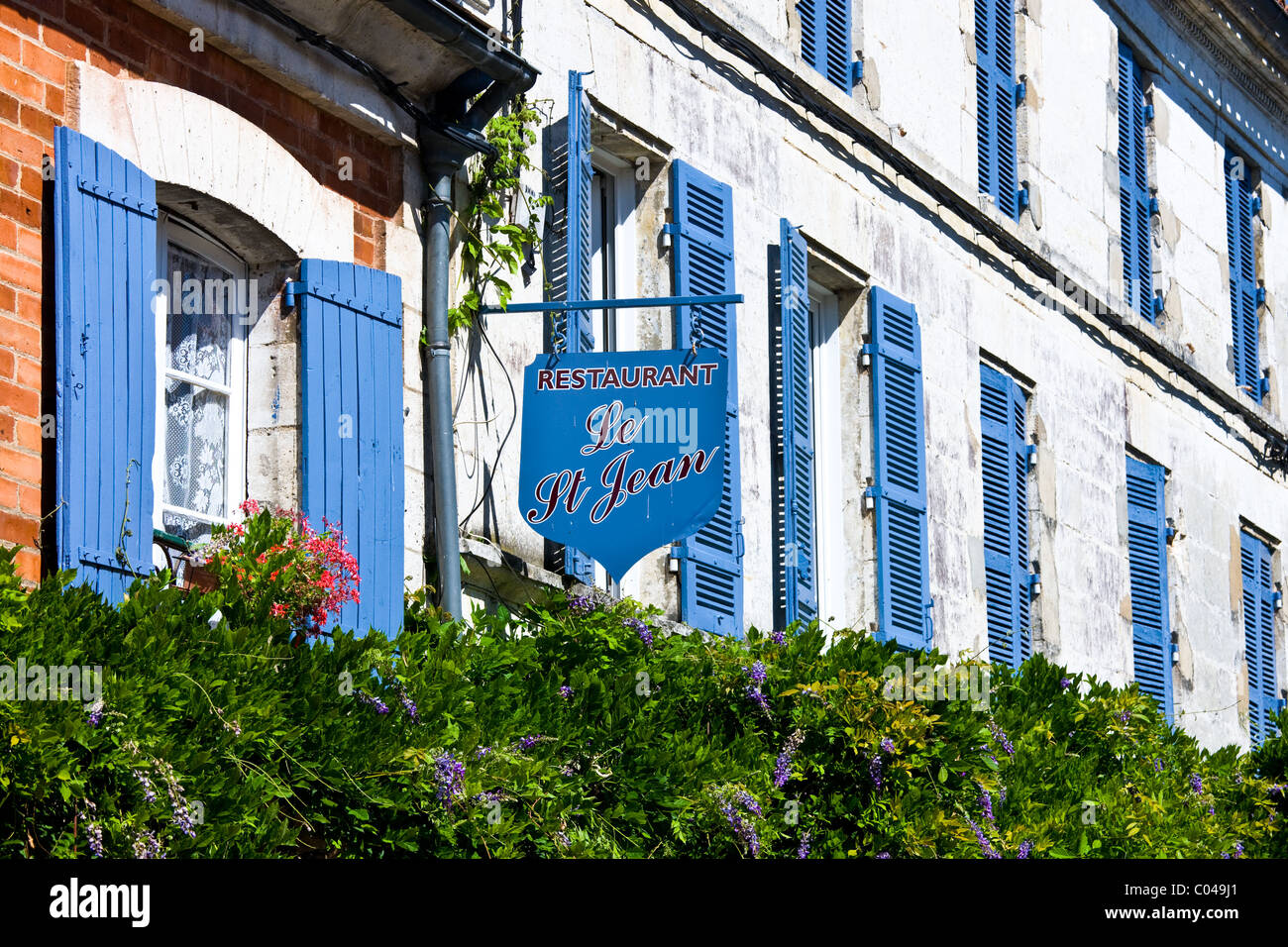 Restaurant Le St Jean, restaurant typique avec des volets bleus et de  signer à St Jean de Cole, Dordogne, France Photo Stock - Alamy