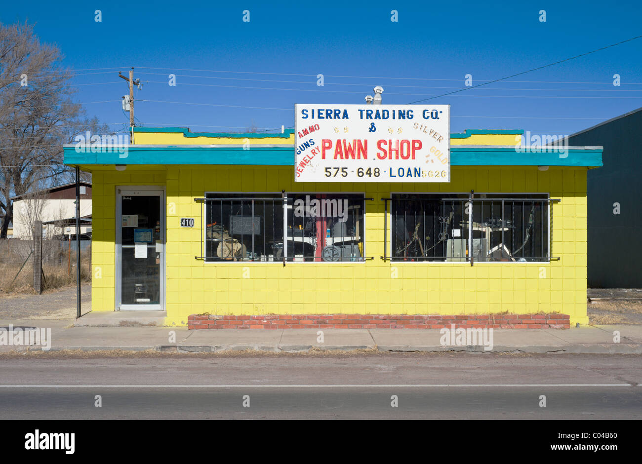 Le bâtiment jaune vif de la Sierra Trading Company magasin de jouet à Carrizozo, Nouveau Mexique. Banque D'Images