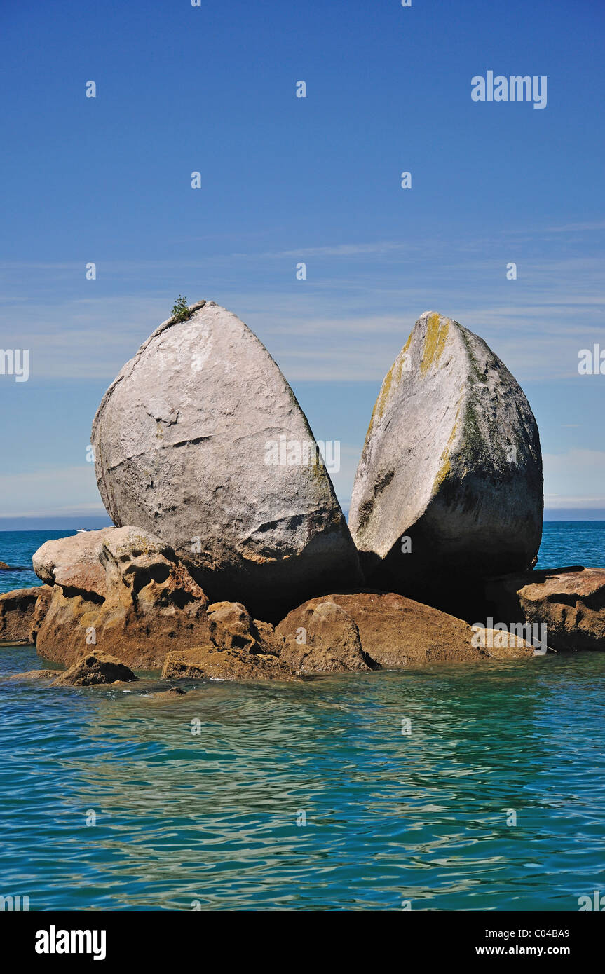 Split-apple Rock, Parc national Abel Tasman, Tasman, île du Sud, Nouvelle-Zélande Banque D'Images