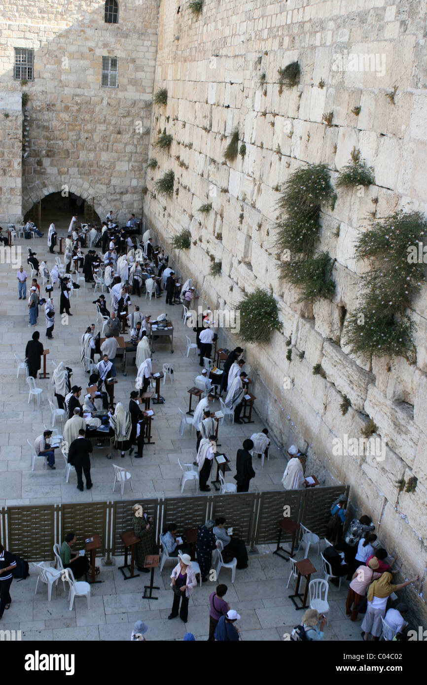 Les Juifs orthodoxes viennent à la paroi ouest de la vieille ville de Jérusalem pour prier au Mur des lamentations en Israël. Banque D'Images