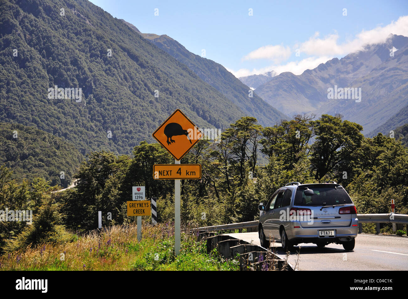 Kiwi road sign, Grayney Otira's Creek, l'autoroute 73, Arthur's Pass National Park, région de Canterbury, île du Sud, Nouvelle-Zélande Banque D'Images