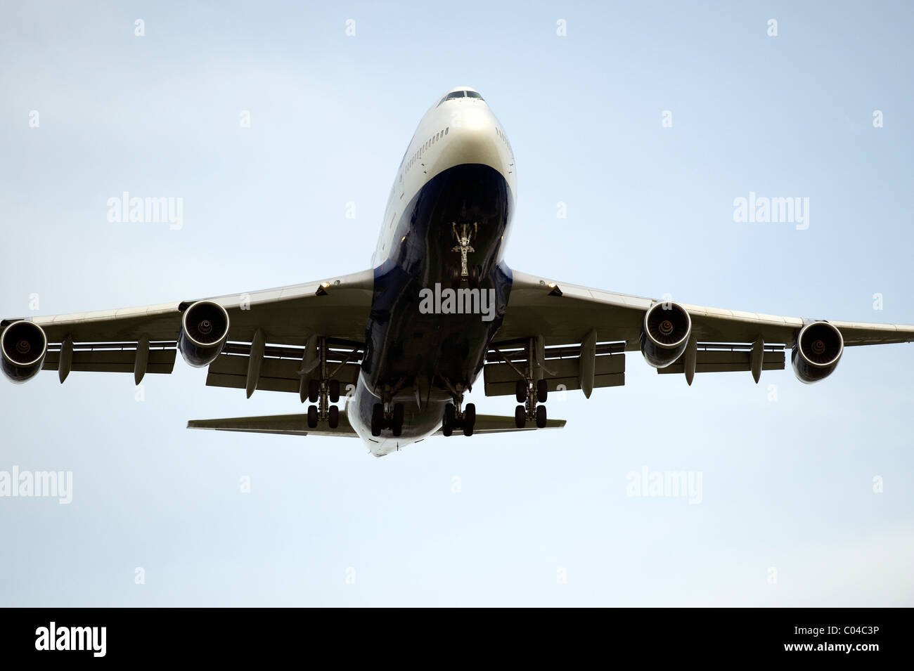 Avion avant l'atterrissage, avec ciel bleu Banque D'Images