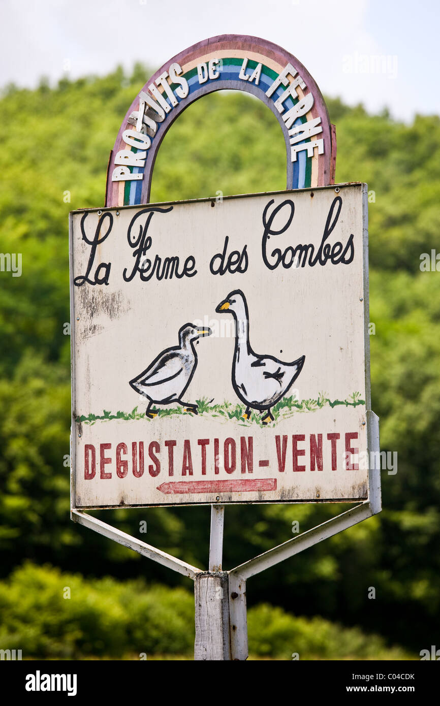 Ferme de Combes signe, La Ferme des Combes, dans le Dordogne offrant une dégustation vente produits de la ferme, France Banque D'Images