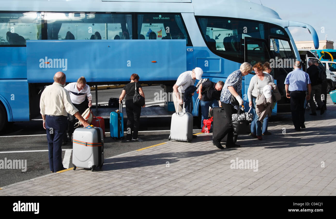 Les touristes avec une assurance à l'aéroport de Gran Canaria Banque D'Images
