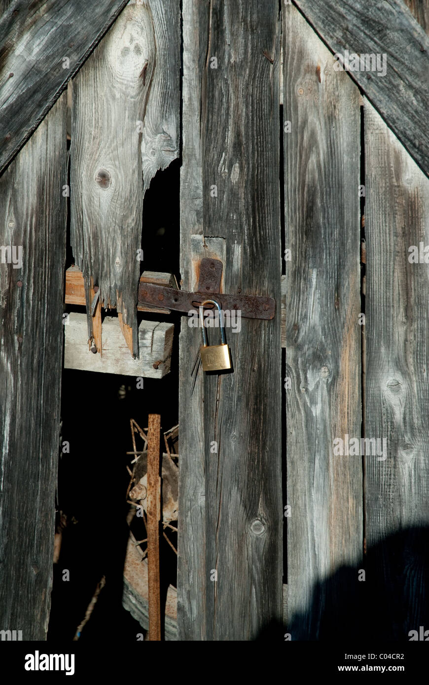 Serrure sur une porte en bois cassée Banque D'Images