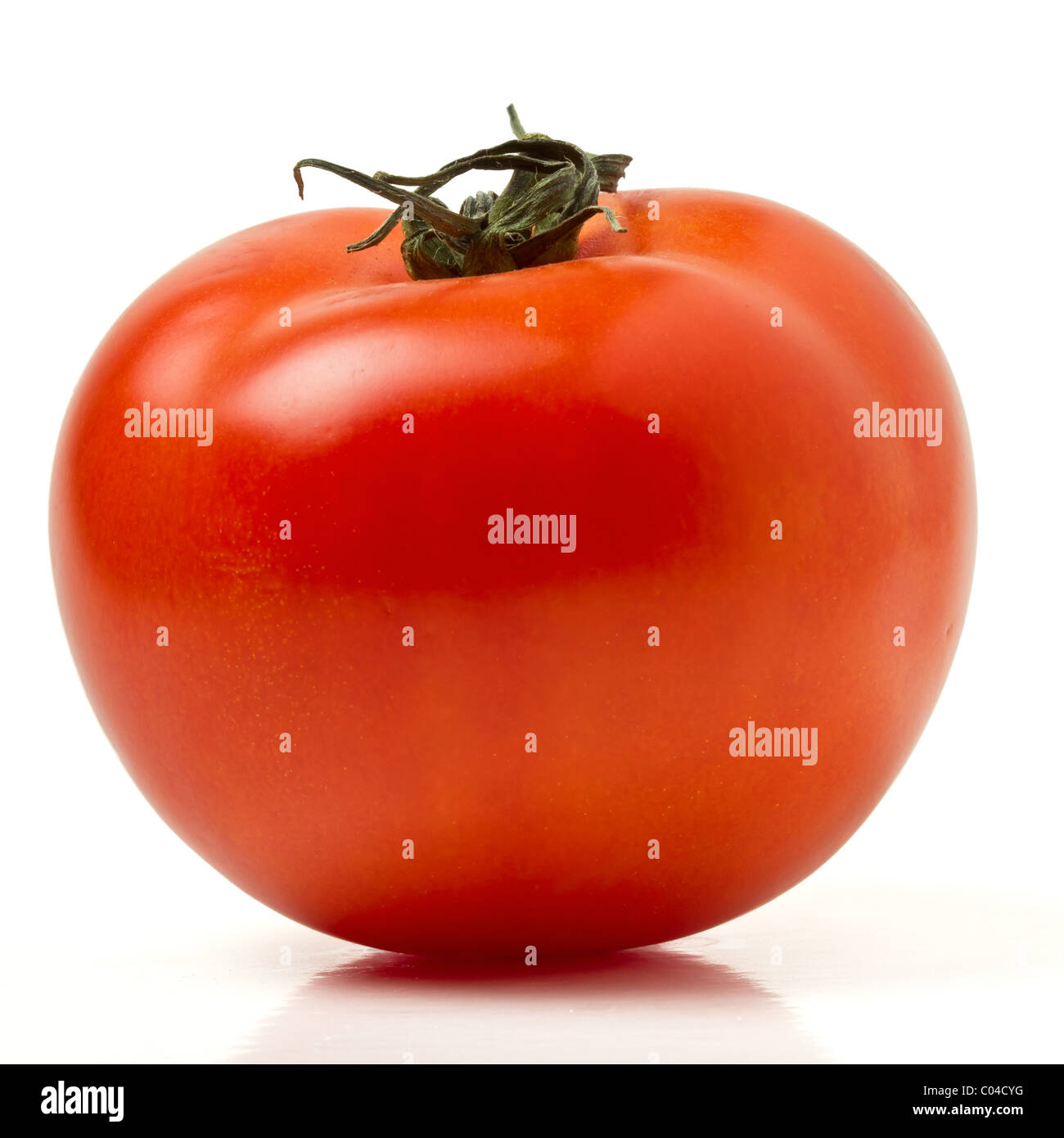 Tomates dynamique de perspective faible isolé sur blanc. Banque D'Images