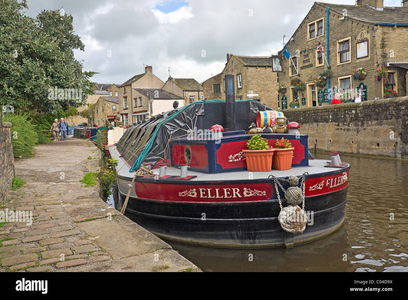 Chemin de halage et étroit bateau sur le canal à Skipton, Yorkshire du Nord Banque D'Images