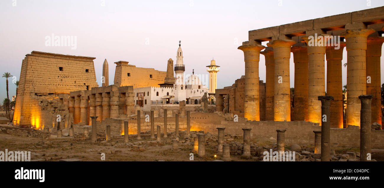 Aegypten, Luxor, Luxor-Tempel (Ipet-repasser), Säulenkolonade, dahinter Moschee des Heiligen Abou el-Haggag auf dem Tempelgelände Banque D'Images