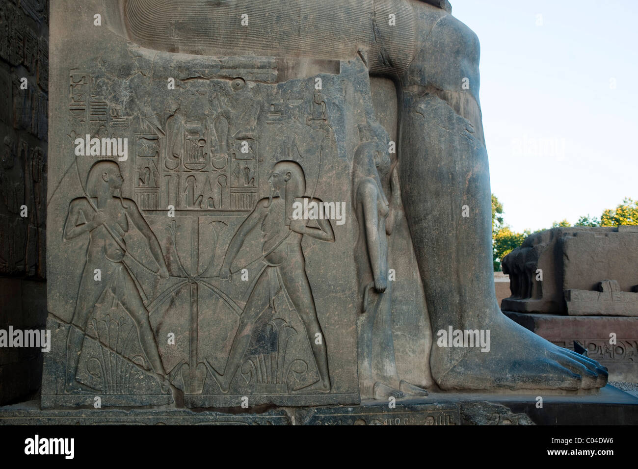 Aegypten, Luxor, Luxor-Tempel (Ipet-repasser), Hieroglyphen Sitzstatue am Fuss der des vor dem pylône de Ramsès II. Banque D'Images