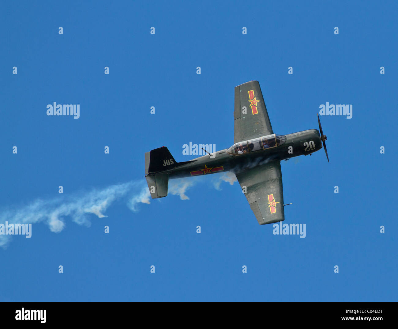 Gerry Gregg, co-fondateur de la Marlborough NZ Food and Wine Festival, des sorties en Nanchang CJ-6d'un avion de chasse. Banque D'Images