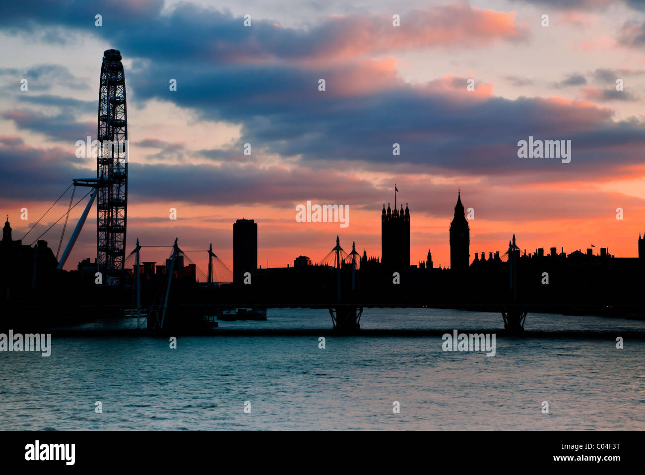 Silhouette de London Eye et de la chambre de parlement Banque D'Images