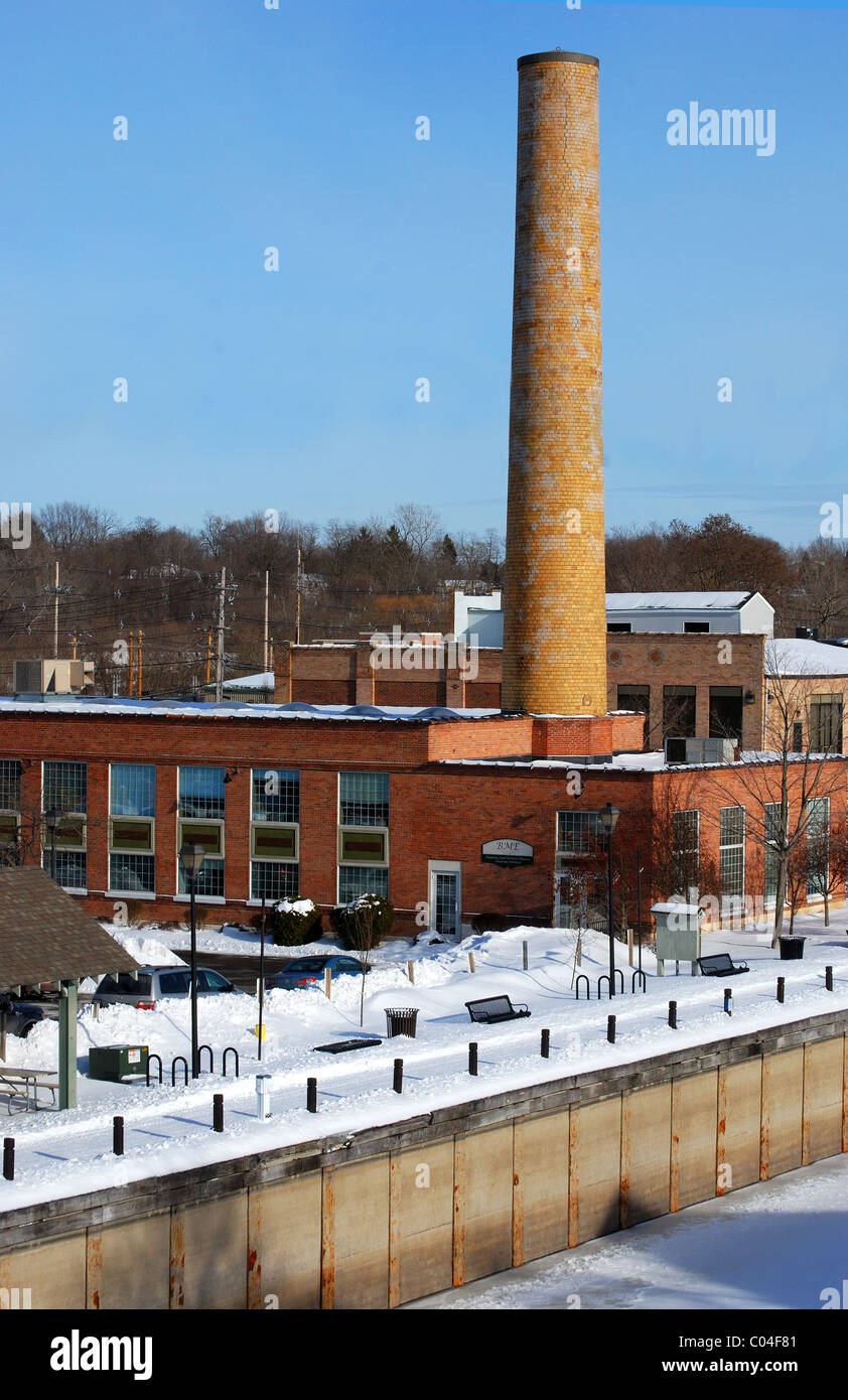 Du côté du canal Érié Fairport NY avec anciens bâtiments industriels convertis Banque D'Images